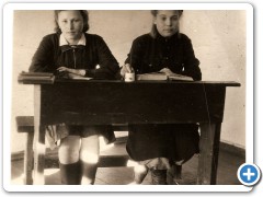 1947 г. Тася Зуева и Валя Двухреченская