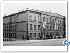 1936 г. Надстроен 3 этаж. Школа военных техников.