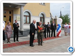 Мэр Хабаровска Соколов вручает диплом победителя конкурса музеев города руководителю музея ХТЖТ Кравцу Ю.А., 2013 г.