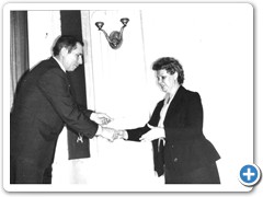 1982 г. Преподавателя Плотникову Майю Павловну поздравляет директор ХТЖТ Грицов Г.Т.